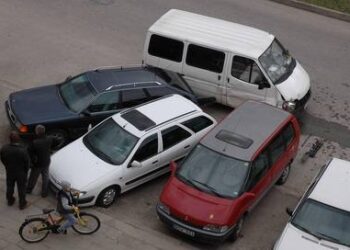 Neblaivaus vairuotojo automobilis aplamdė stovinčias mašinas.