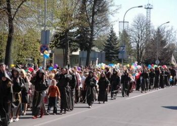 Šventinėje eisenoje dalyvavo visų trijų Anykščių mokyklų mokiniai.