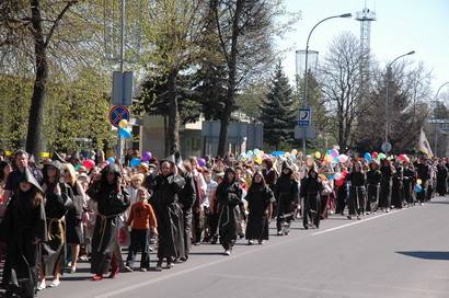 Šventinėje eisenoje dalyvavo visų trijų Anykščių mokyklų mokiniai.