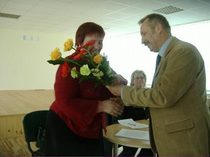 Savivaldybės administracijos direktorius Antanas Baura už sėkmingą KB „Žalioji lanka“ veiklą direktorei Nijolei Barkauskienei įteikė gėlių puokštę.
