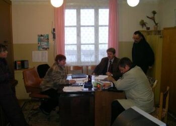 Buvusiems rajono vadovams merui Alvydui Gervinskui ir administracijos direktoriui Mindaugui Žiukui Algimanto Švenčionio (stovi) iš darbo atleisti nepavyko.
