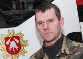 Anykščių priešgaisrinės gelbėjimo tarnybos (PGT) viršininkas Pranas Klivickas apdovanotas proginiu ženklu.