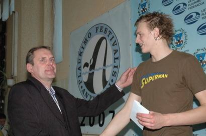 Festivalio direktoriui Audroniui Gališankai maloniausia buvo įteikti piniginį prizą anykštėnui Giedriui Titeniui.