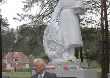 Prie paminklo tarybiniam kariui kalbėjo Didžiojo tėvynės karo dalyvių Anykščių tarybos pirmininkas Vincas Radušis.