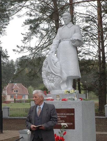 Prie paminklo tarybiniam kariui kalbėjo Didžiojo tėvynės karo dalyvių Anykščių tarybos pirmininkas Vincas Radušis.