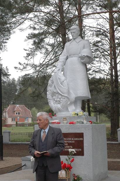 Prie paminklo tarybiniam kariui kalbėjo Didžiojo tėvynės karo dalyvių Anykščių tarybos pirmininkas Vincas Radušis.