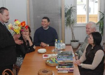 Žinomas gamtininkas S.Obelevičius Traupio botanikos darže augina apie 600 veislių tulpių, o puokštę žurnalistams meras suskynė iš visų šiuo metu žydinčių tulpių.