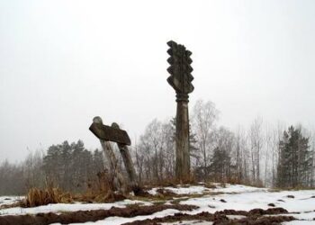 Taip atrodė rodyklė į Karalienės liūną ankstyvą pavasarį.