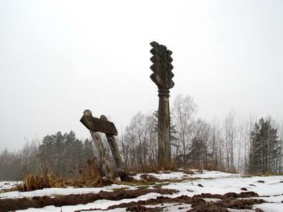 Taip atrodė rodyklė į Karalienės liūną ankstyvą pavasarį.