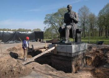Statybininkai atkasė A. Vienuolio – Žukausko paminklo pamatą.