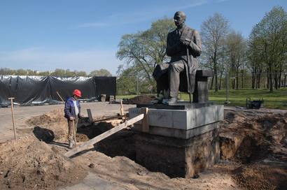 Statybininkai atkasė A. Vienuolio – Žukausko paminklo pamatą.