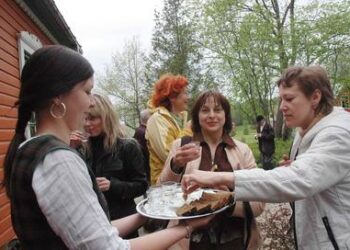 Kaimo turizmo sodyboje prie Alaušo ežero žurnalistai sutikti su „Stumbro duonos degtine“, duona ir druska.