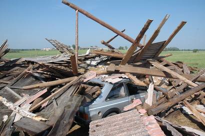 Per audrą klojimo griuvėsiai palaidojo Kirmėlių kaimo gyventojų Sandros ir Deivido Jurgaičių automobilį.