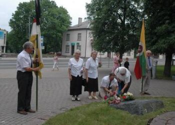 Prie Laisvės paminklo buvo padėtos gėlės žuvusių tremtyje ir už Lietuvos laisvę atminimui.