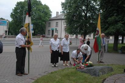 Prie Laisvės paminklo buvo padėtos gėlės žuvusių tremtyje ir už Lietuvos laisvę atminimui.