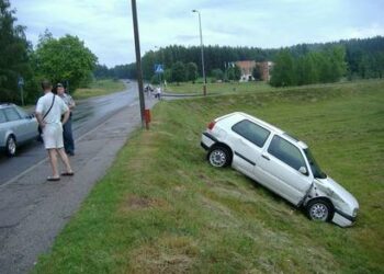 Genadijaus Jakimovo „VW Golf“ po smūgio į kitą mašiną nulėkė nuo kelio.