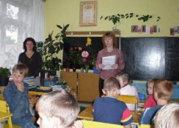 Mokytoja Dalia Kugienė (centre) ir ekologė Inga Žukauskienė sakė, kad niekas nenori atostogauti šiukšlinoje aplinkoje.