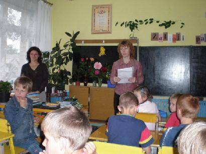 Mokytoja Dalia Kugienė (centre) ir ekologė Inga Žukauskienė sakė, kad niekas nenori atostogauti šiukšlinoje aplinkoje.