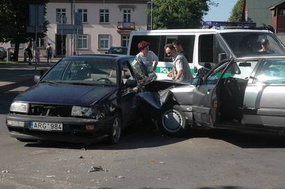 Pirmadienį, darbo dienos pabaigoje sankryžoje ties „Maxima“ susidūrė du automobiliai. Situacija įprasta: į kairę sukusi „Audio“ nepraleido tiesiai važiavusios „Ventos“...