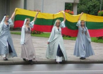 Šokėjos trispalvę šokdamos atnešė nuo Kultūros centro.