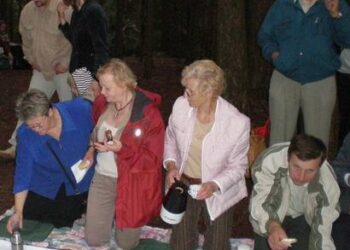 Utenos apskrities viršininkė Angelė Kaušylienė (pirma iš kairės) vaišinosi su dviratininkais.