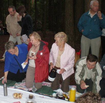 Utenos apskrities viršininkė Angelė Kaušylienė (pirma iš kairės) vaišinosi su dviratininkais.