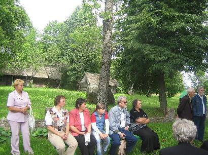 Malaišiuose literatai susėdo prie mylimiausio Vaižganto akmens