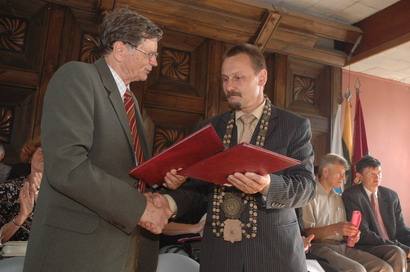 Rajono meras Sigitas Obelevičius ir Pasaulio anykštėnų bendrijos pirmininkas Antanas Tyla apsikeitė pasirašytomis bendradarbiavimo sutartimis