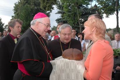Nuncijus prie bažnyčios buvo sutiktas su lietuviška duona