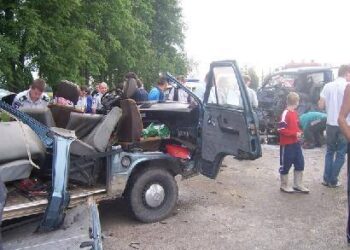 Iš automobilių liko tik metalo laužo krūva.