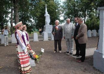 Pagarbą žuvusiems už Lietuvos laisvę atiduoda (iš kairės) Julius Deksnys, Donatas Krikštaponis, ambasadorius Cvetkov Dmitrij Jurevič, Antanas Baura.