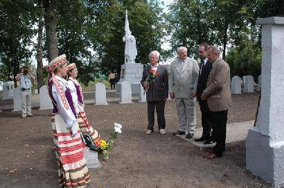 Pagarbą žuvusiems už Lietuvos laisvę atiduoda (iš kairės) Julius Deksnys, Donatas Krikštaponis, ambasadorius Cvetkov Dmitrij Jurevič, Antanas Baura.