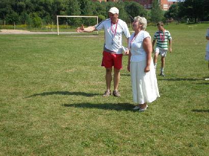 J. Biliūno gimnazijos direktorė Regina Drūsienė taikliai pasiuntė kamuolį į naujuosius vartus.