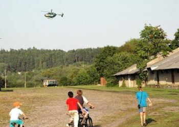 Anykščių miesto vaikai smalsavo, ko virš siauruko skraido malūnsparnis.