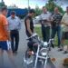 Policijos pareigūnui surašant duomenis apie motociklo apgadinimus, “Suzuki” apžiūrinėjo rajono Tarybos narys Rolandas Jurkėnas (antras iš kairės) ir motociklo savininkas Raimondas Mikėnas (trečias iš kairės)