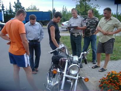 Policijos pareigūnui surašant duomenis apie motociklo apgadinimus, “Suzuki” apžiūrinėjo rajono Tarybos narys Rolandas Jurkėnas (antras iš kairės) ir motociklo savininkas Raimondas Mikėnas (trečias iš kairės)