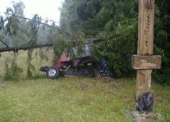 Dauguma traktoriaus mechanizmų po avarijos buvo sulaužyti, tačiau kabina išliko sveika.