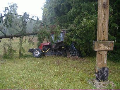 Dauguma traktoriaus mechanizmų po avarijos buvo sulaužyti, tačiau kabina išliko sveika.