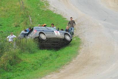 Automobilis greičio ruože apsivertė prieš pat varžybas.