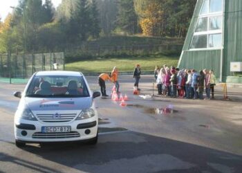 “Keturių kalnų” viešbučio teritorijoje vykusios saugaus eismo pamokos metu biliūniečiai patys sprendė, kokiu atstumu nuo perėjos turi sustoti automobilis.