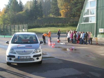 “Keturių kalnų” viešbučio teritorijoje vykusios saugaus eismo pamokos metu biliūniečiai patys sprendė, kokiu atstumu nuo perėjos turi sustoti automobilis.