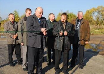 Didelių ir pavojingų atliekų aikštelės vartų simbolinę juostelę perkirpo Utenos regiono atliekų tvarkymo centro direktorius Povilas Stumbrys ir Anykščių rajono meras Sigutis Obelevičius.