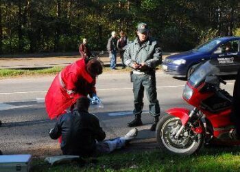 Motociklininkui prireikė medikų pagalbos