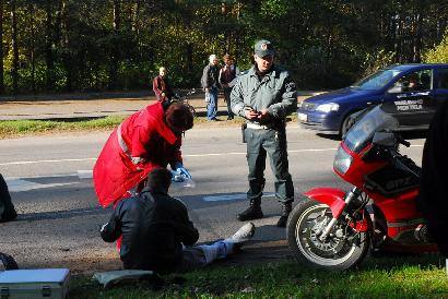 Motociklininkui prireikė medikų pagalbos