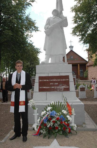 Ukmergėje gyvenanti Marija Kalvaitienė paminklą tarybiniams kariams vadina „rusišku čebatu“ ir prašo jį iškelti iš Kurklių.