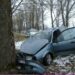 Pareigūnai aiškinasi, dėl ko nuo kelio nuvažiavo ir į medį trenkėsi automobilis „VW Passat“.