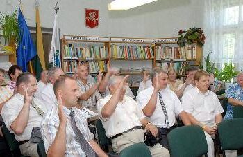 Už Lietuvos tūkstantmečio minėjimo Anykščiuose programos kryptis balsavo 16 deputatų, opozicijos lyderis, liberalcentristas Alvydas Gervinskas – susilaikė.