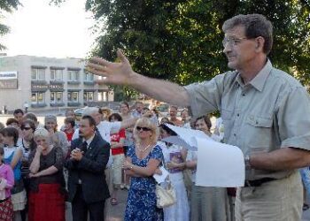 Gražiausių kilimų nugalėtojus miesto centre paskelbė profesorius, Vilniaus dailės akademijos prorektorius, taip pat ir komisijos pirmininkas Arvydas Šaltenis.