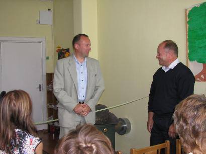 Interneto prieigos taško atidaryme - mero patarėjas Aloyzas Virgilijus Milaknis ir bibliotekos vadovas Romas Kutka.