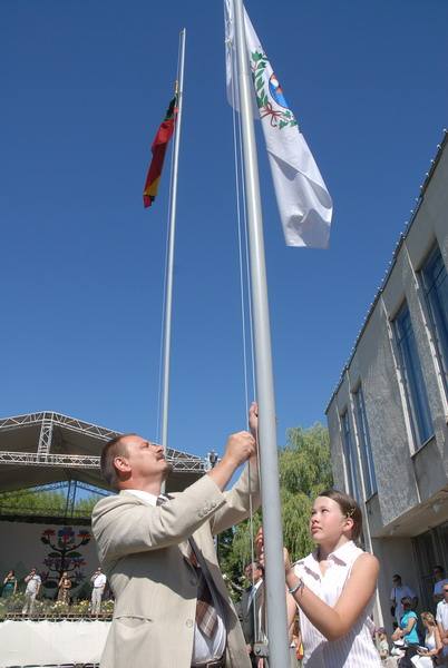 Meras Sigitas Obelevičius ir pianistė Guoda Indriūnaitė pakėlė miesto vėliavą